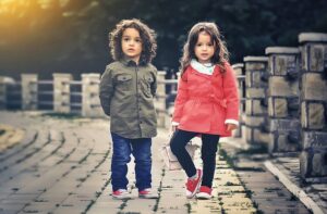 Guida Completa su Come Vestire i Bambini per la Scuola: Consigli Utili per Genitori Attenti