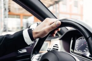 Assicurazioni auto sempre più care: il canone tutto incluso come scudo dai rincari