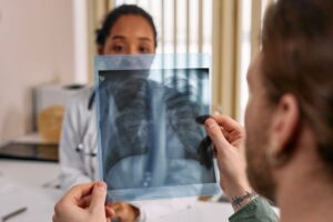 Oltre il fumo di sigaretta: fattori ambientali, genetica e terapie a bersaglio molecolare per il cancro polmonare